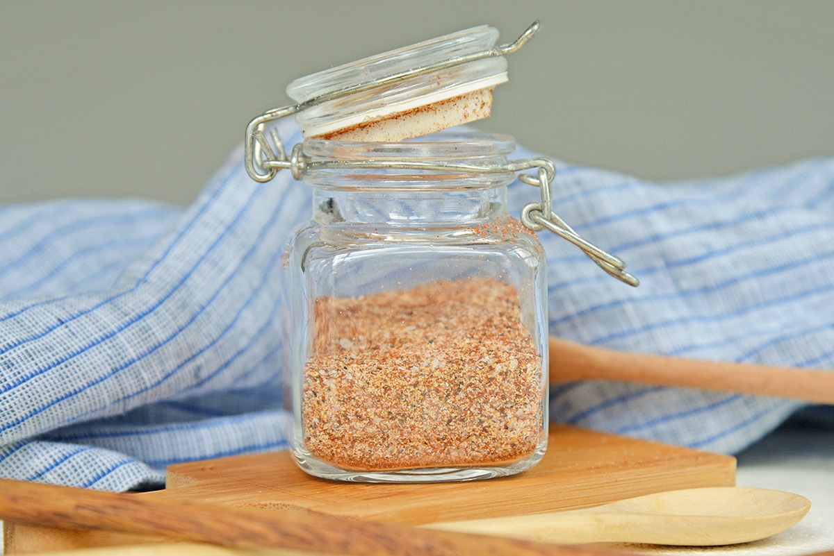 glass jar of dry turkey seasoning