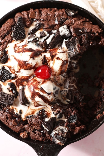 overhead shot of oreo skillet brownie