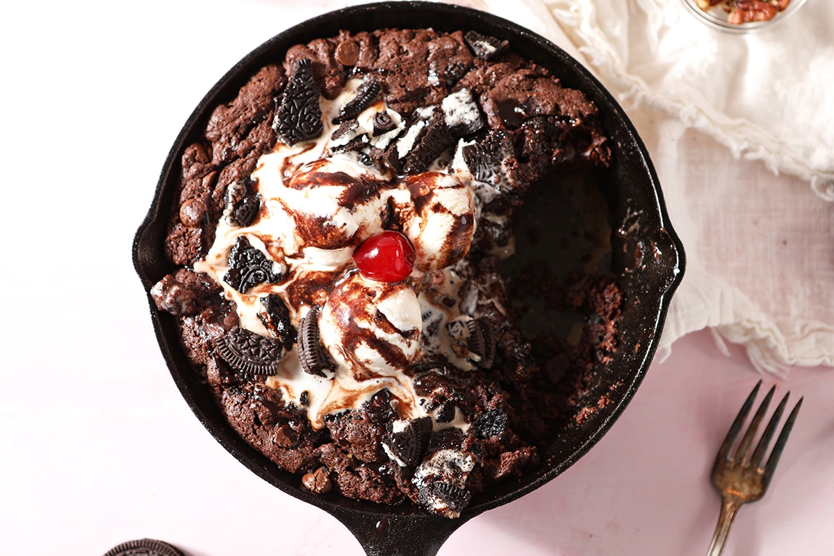 overhead shot of oreo skillet brownie