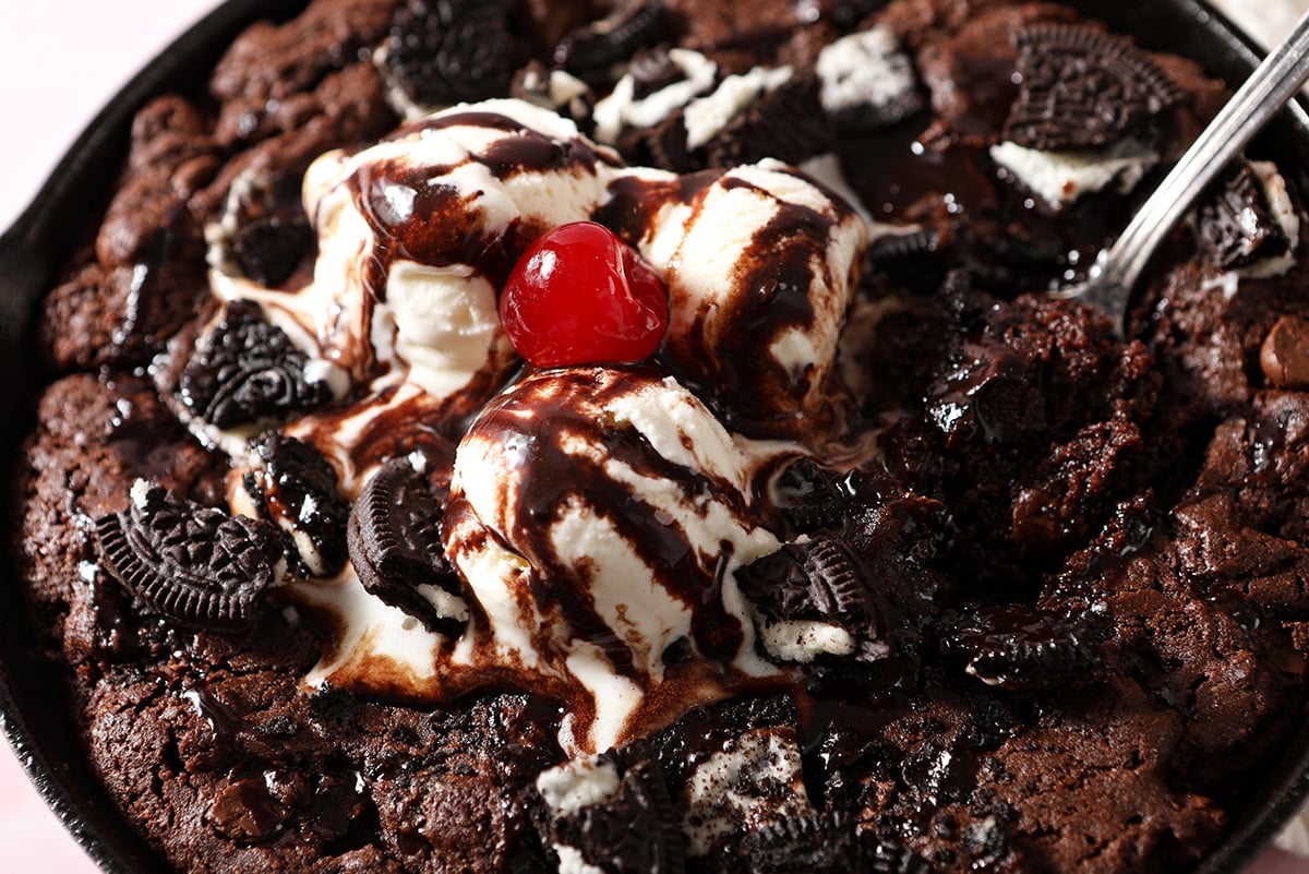 angled close up shot of oreo brownie skillet