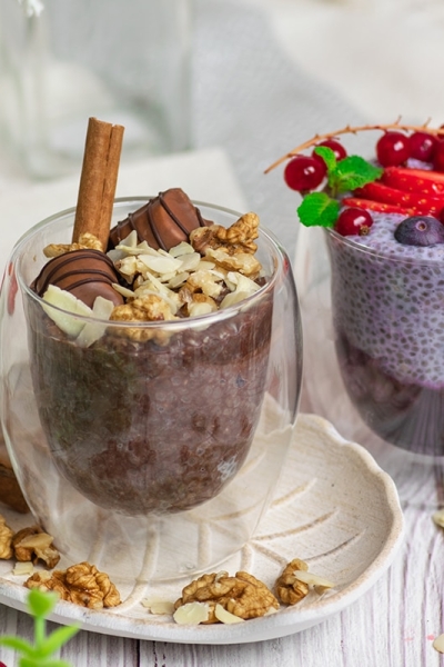 two types of chia pudding