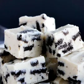 pile of oreo fudge