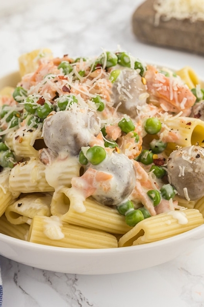 close up shot of smoked salmon pasta in bowl