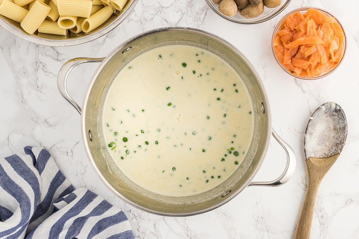 cream sauce with peas