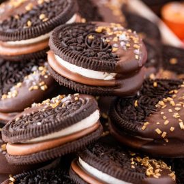 pile of chocolate caramel dipped oreos