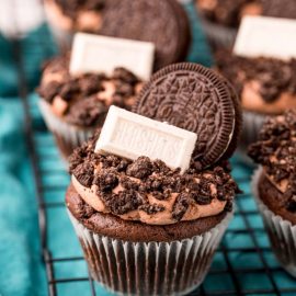 oreo cupcakes on a cooling rack