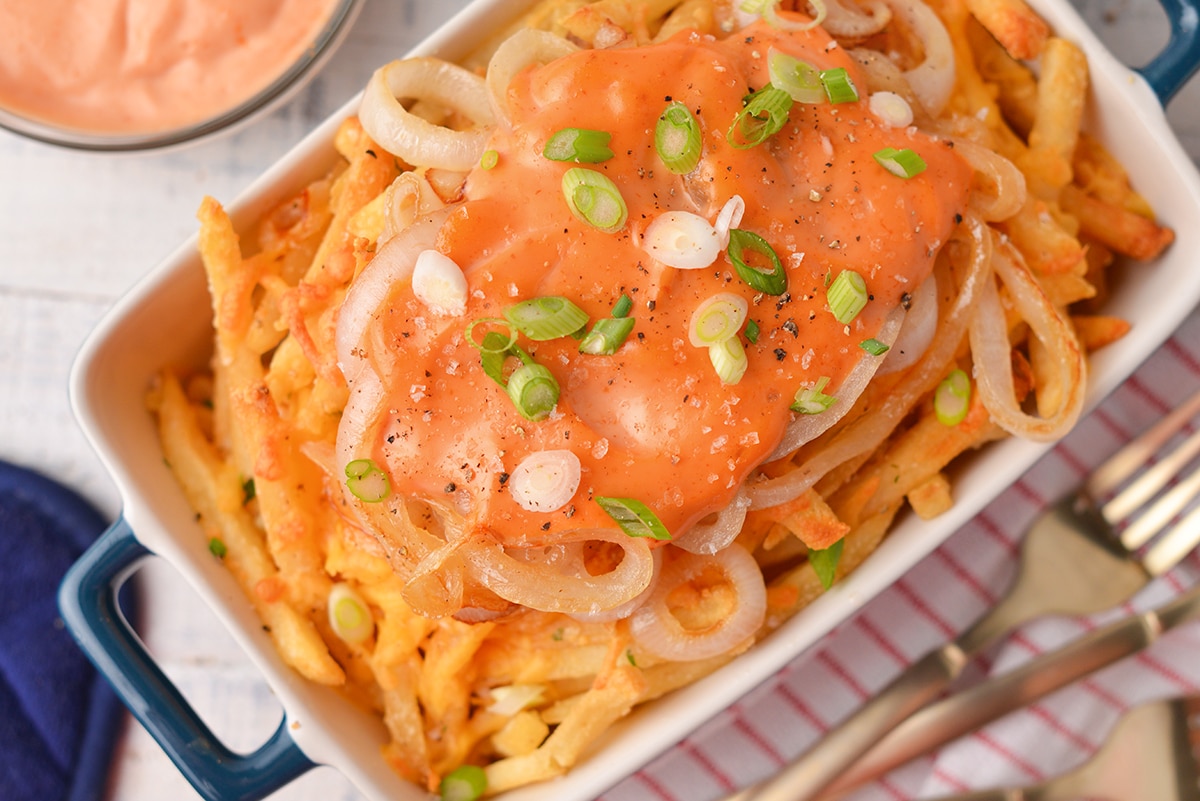 close up of fry sauce on smothered fries