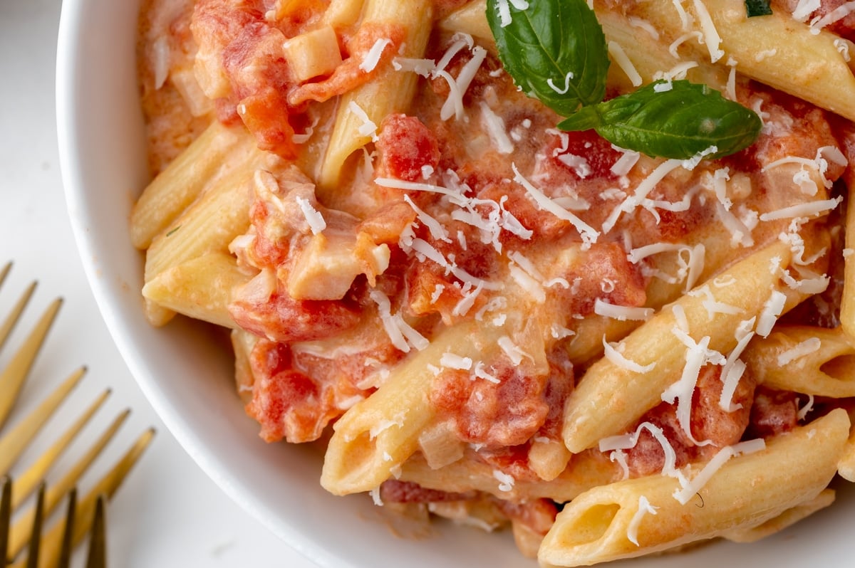 close up of vodka cream sauce over pasta in a bowl