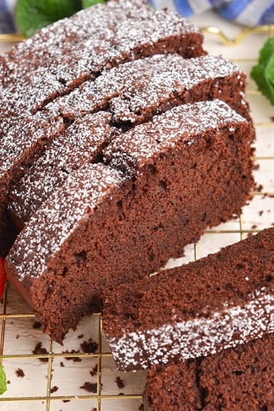 slices of cake with fresh strawberries