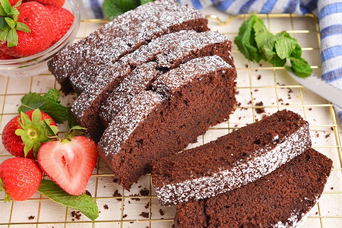 slices of cake with fresh strawberries