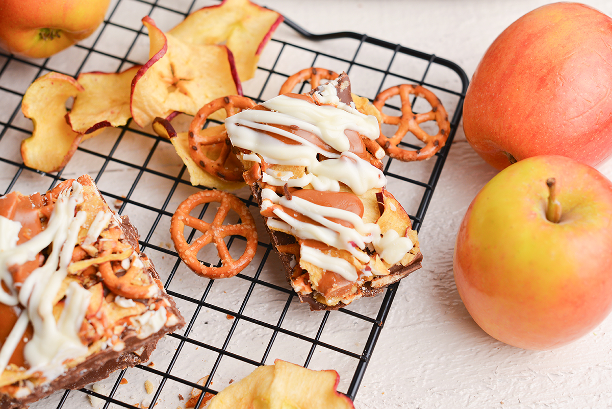 caramel apple bark with pretzels and fresh apples