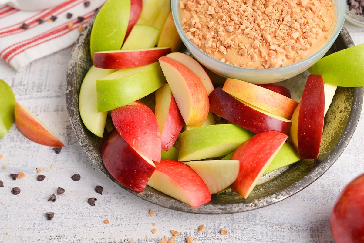 close up of red and green apples slices