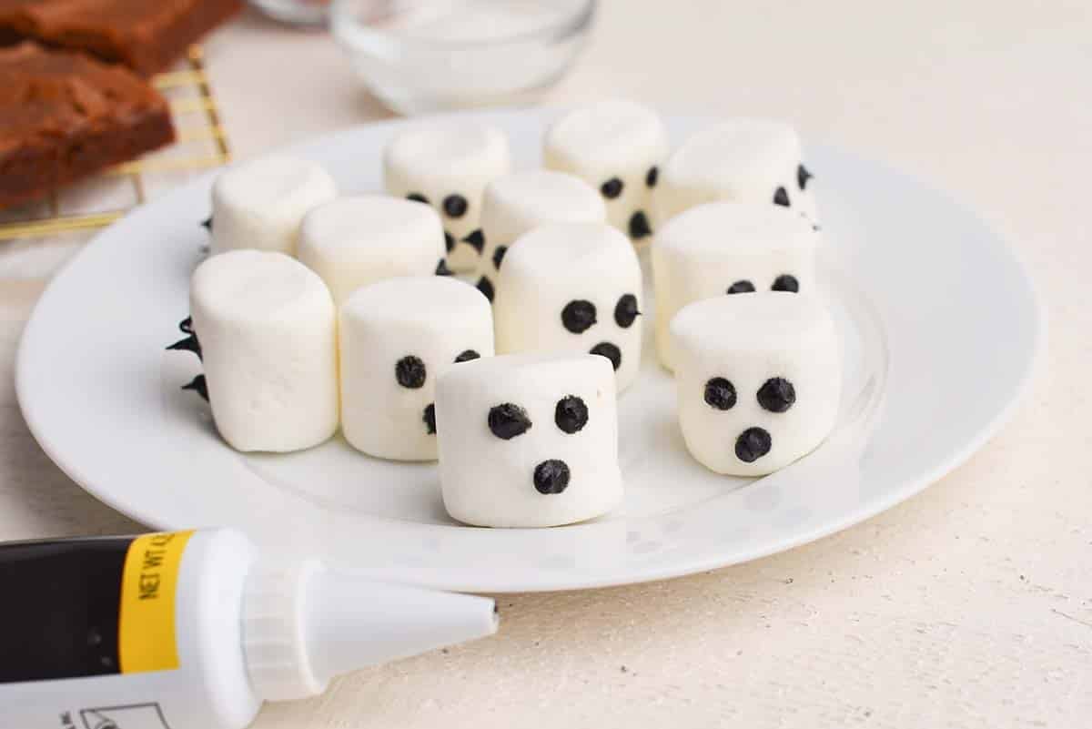 plates of marshmallows with ghost faces