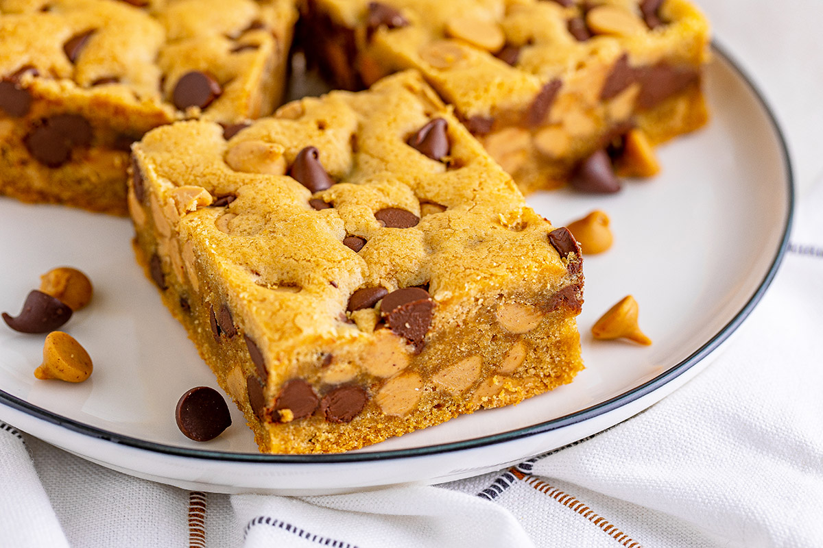 angle close up of bar with peanut butter chips and chocolate chips