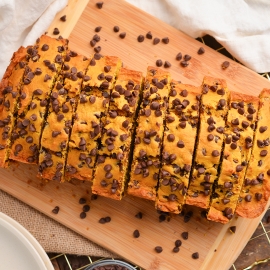 overhead slices of pumpkin chocolate chip bread on a cutting board