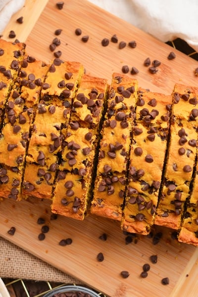 overhead slices of pumpkin chocolate chip bread on a cutting board