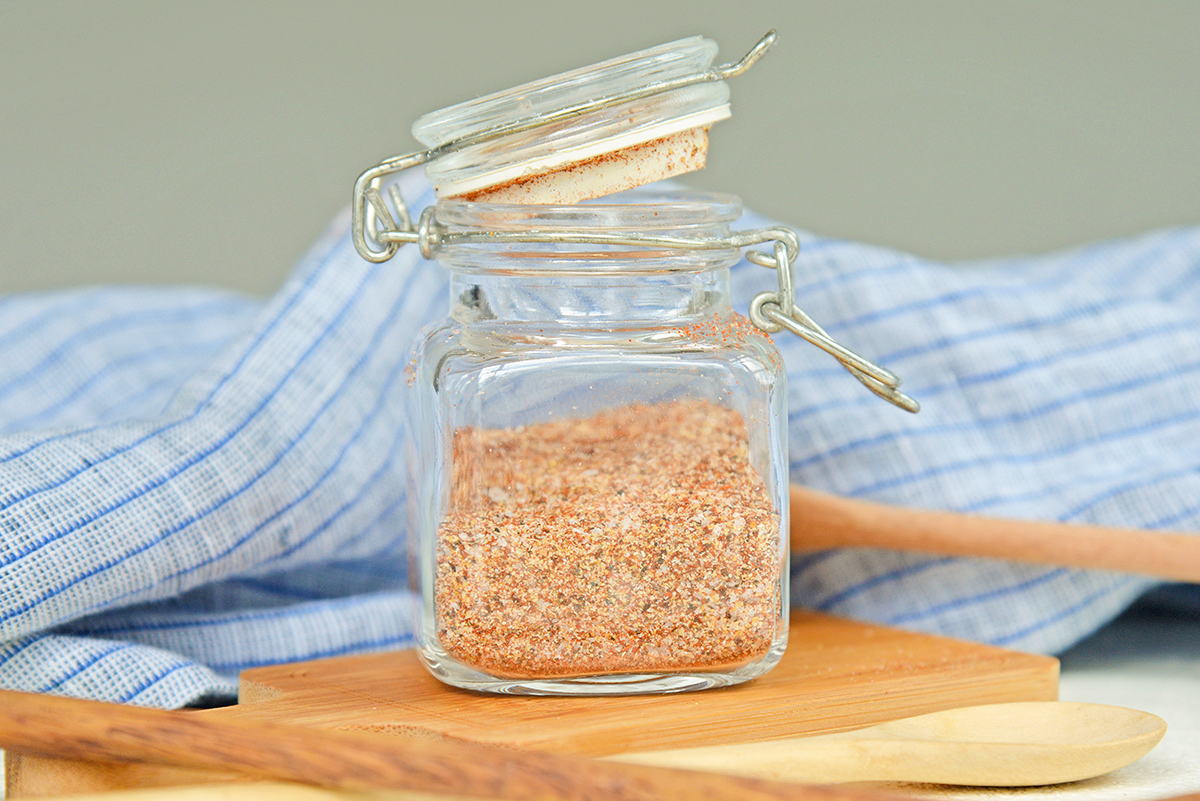 glass jar of homemade turkey rub