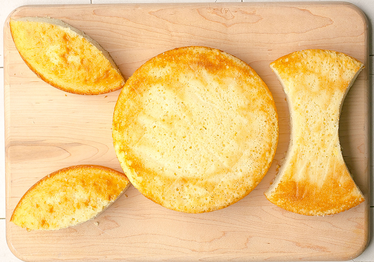 round cakes cut into bunny shape