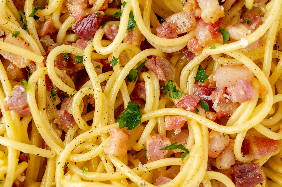 very close up shot of carbonara