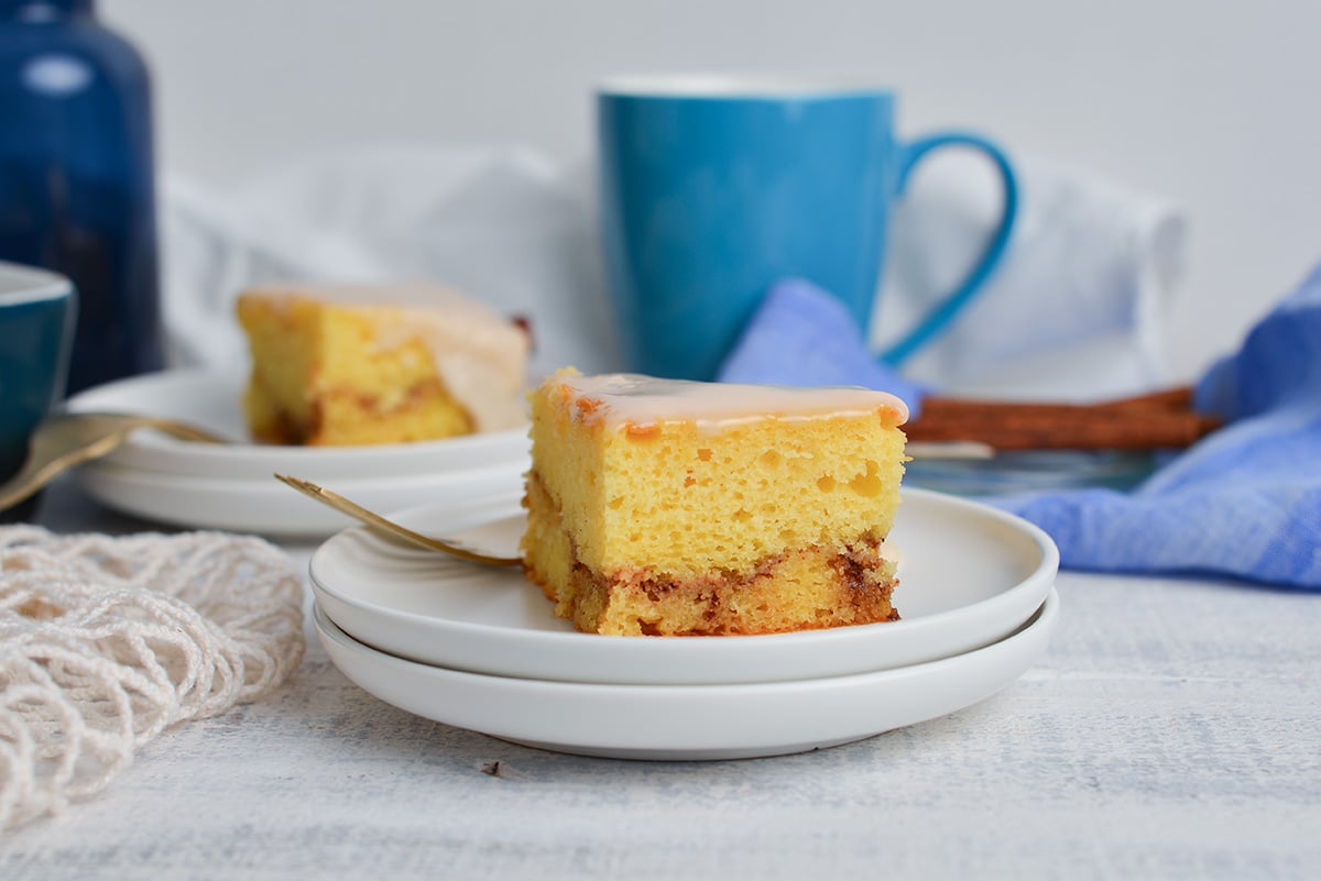 🍯 Honey Bun Cake Recipe (Easy Cake Full of Cinnamon Flavor!)
