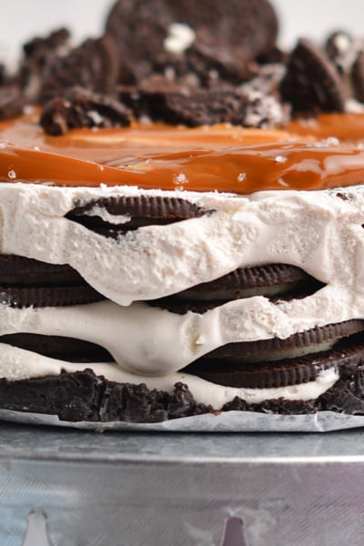 close up of layers on an icebox cake made with oreo cookies