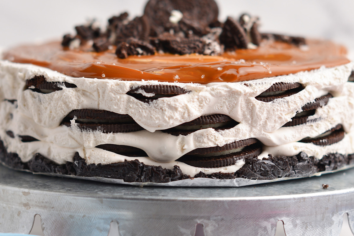 close up of layers on an icebox cake made with oreo cookies