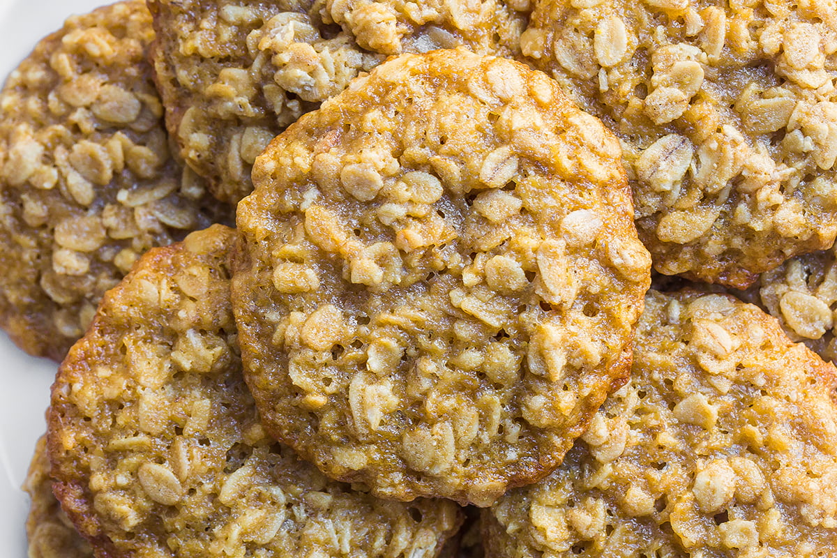 close up of oatmeal cookie made with quaker oats