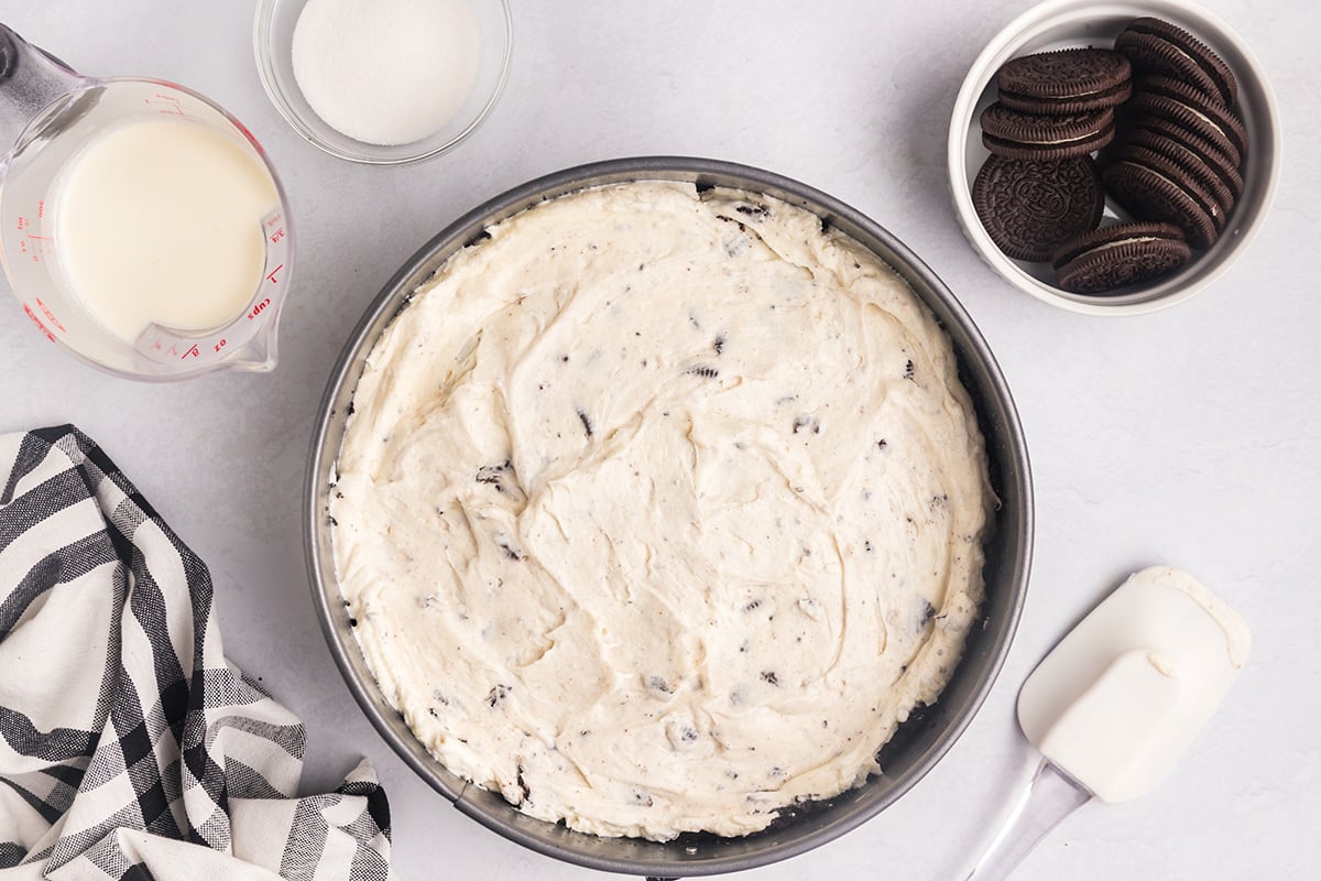oreo cheesecake filling added to oreo crust
