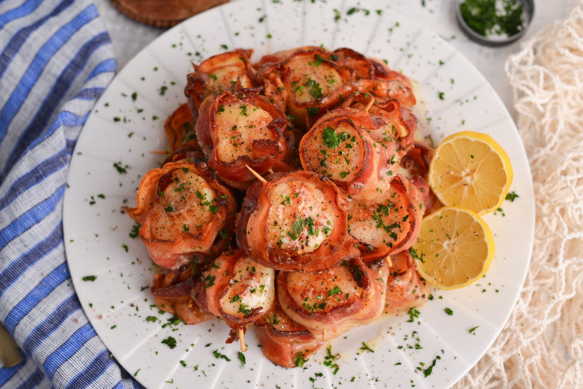 overhead shot of plate of scallops wrapped in bacon