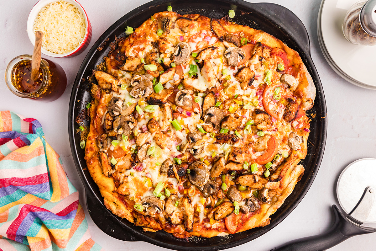 overhead shot of jerk chicken pizza