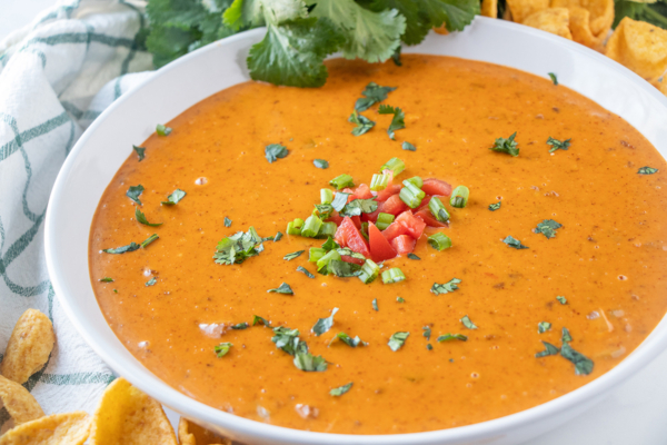 chili cheese dip with corn chips