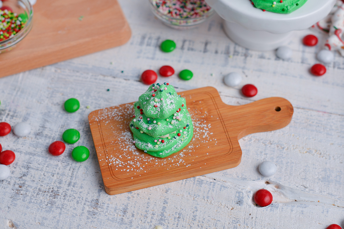 overhead angle shot of meringue christmas tree with powdered sugar dusting