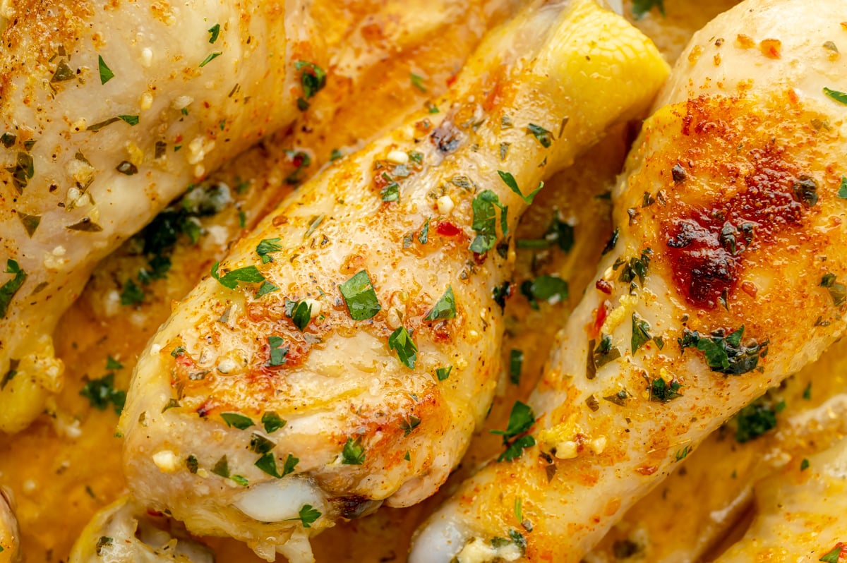 close up overhead shot of baked chicken drumsticks