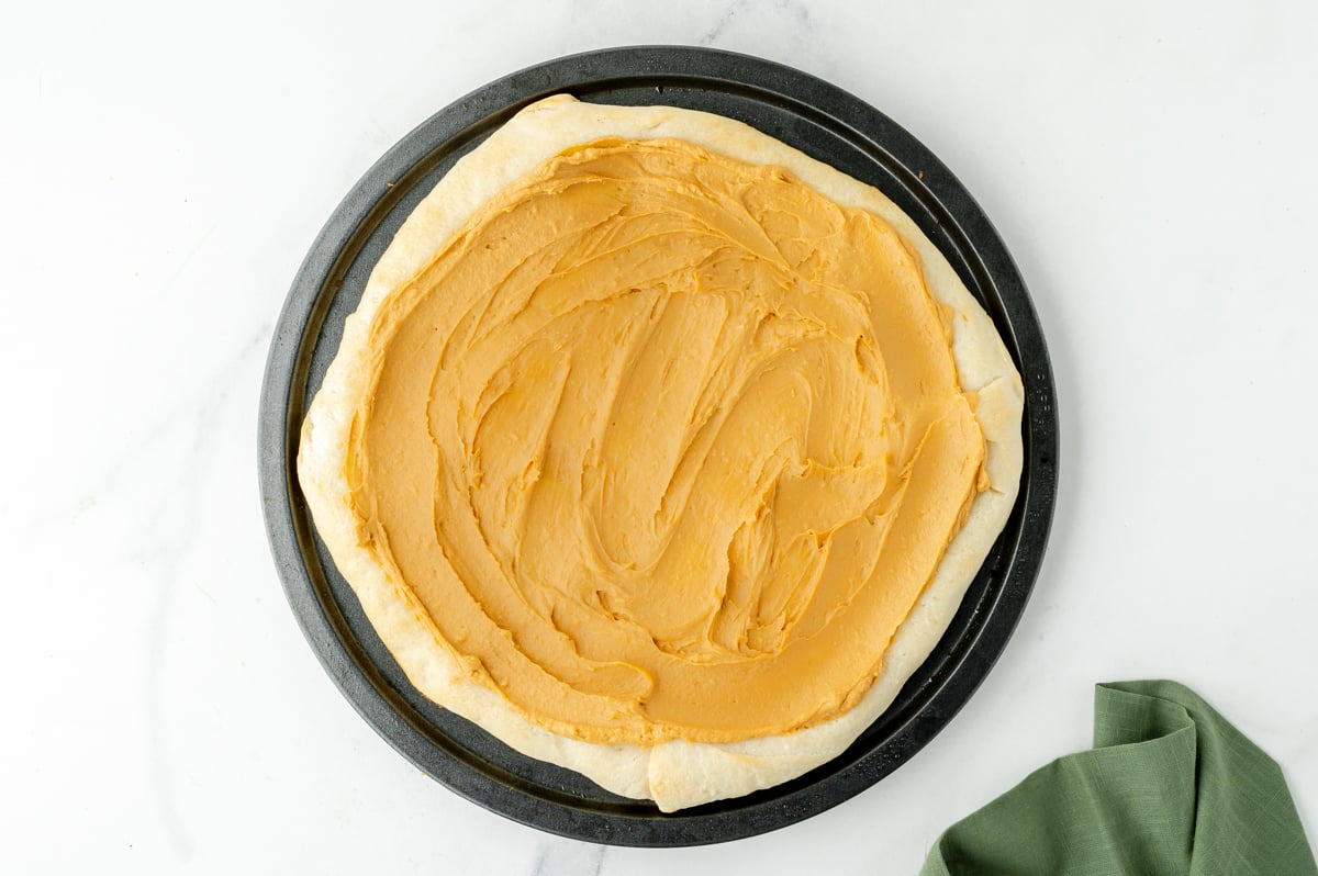 peanut satay sauce on pizza crust